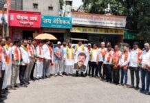जितेंद्र आव्हाड ” भान ” हरपला भाजपने चपलांनी मारला : डॉ.बाबासाहेब आंबेडकरांचा फोटो फाडला त्याचा ना.आठवलेंनी जाहीर निषेध केला